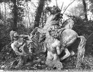 تريتون يجهز حصانين من الشمس في بستان حمامات أبولو ، c.1667-72 (رخام) بواسطة غاسبار وبالتزار مارسي